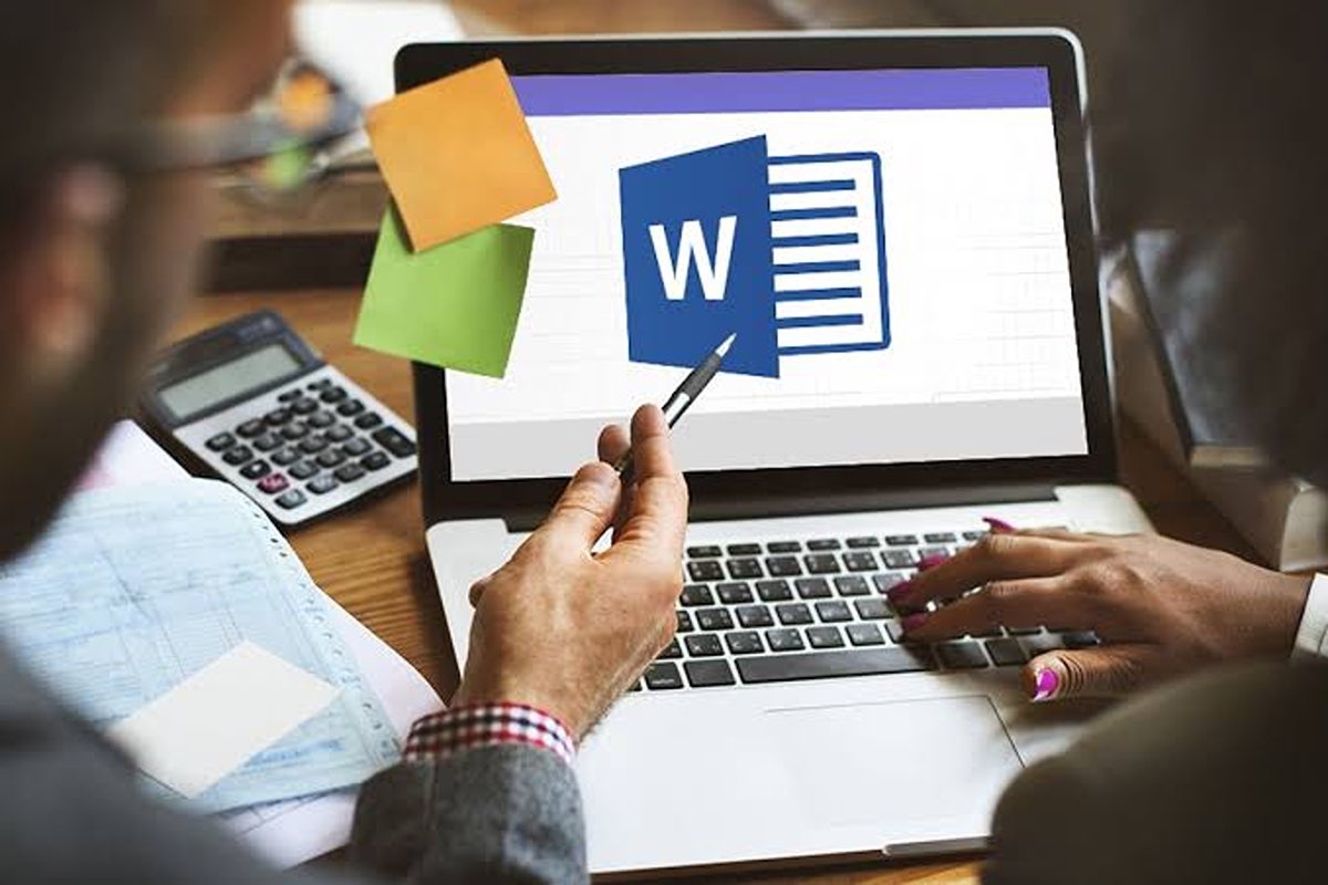 Tampilan Microsoft Word di laptop.