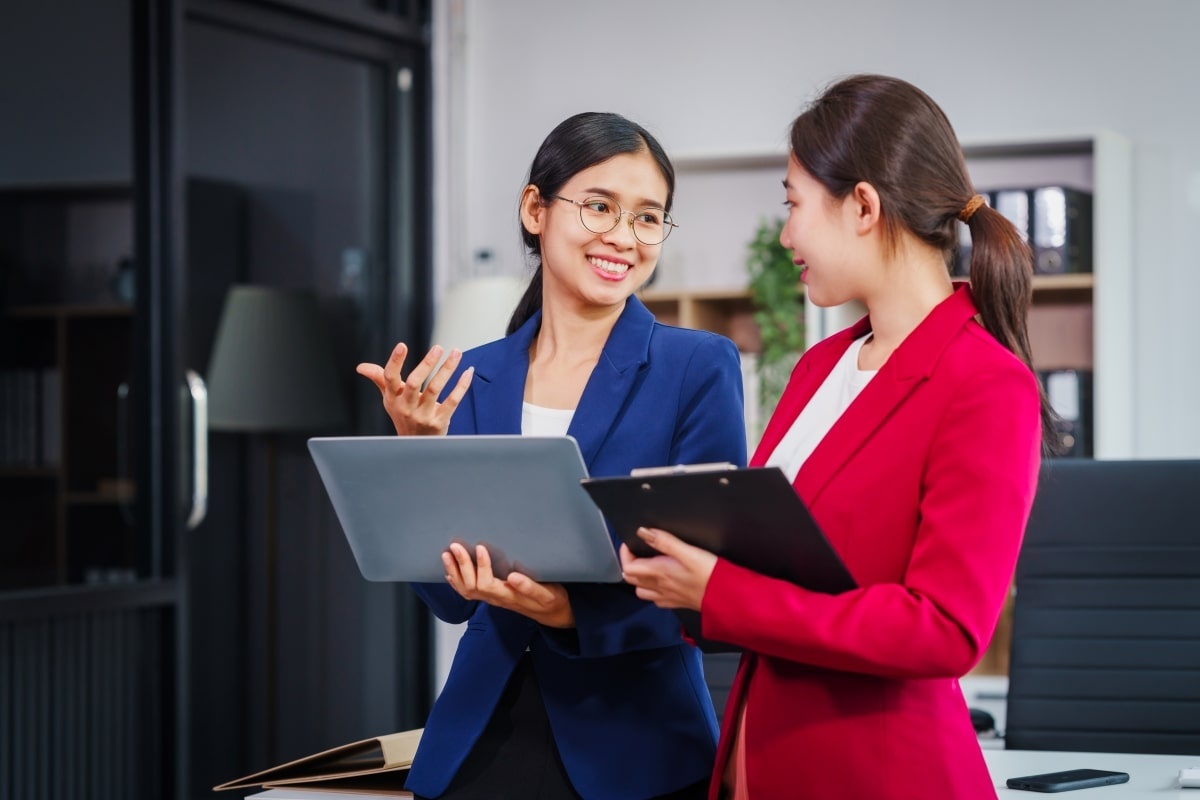 Dua orang jobseeker sedang berdiskusi soal kasus penipuan lowongan kerja WhatsApp. (Sumber: Envato)