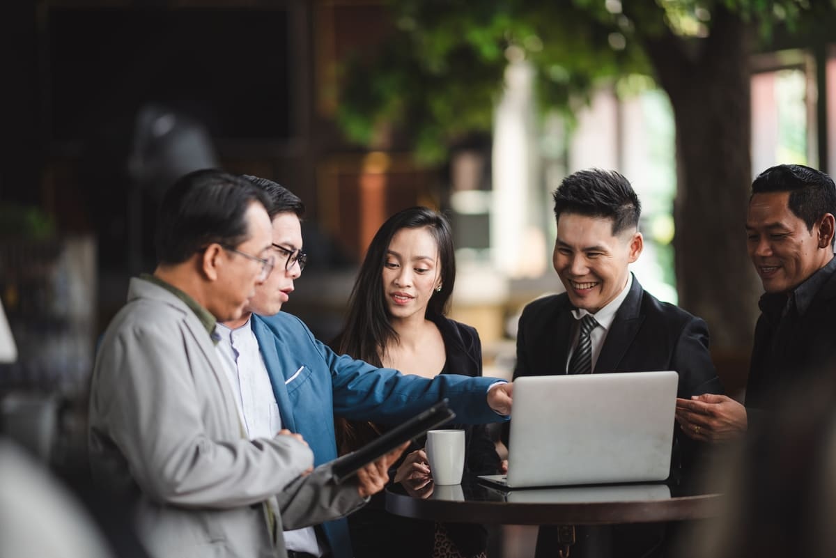 Lima orang sedang membangung networking bisnis ketika menghadiri sebuah forum. (Sumber: Envato)