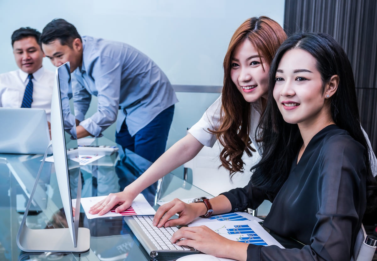 Empat orang karyawan tampak sedang mengerjakan jobdesk masing-masing. (Sumber : Envato)