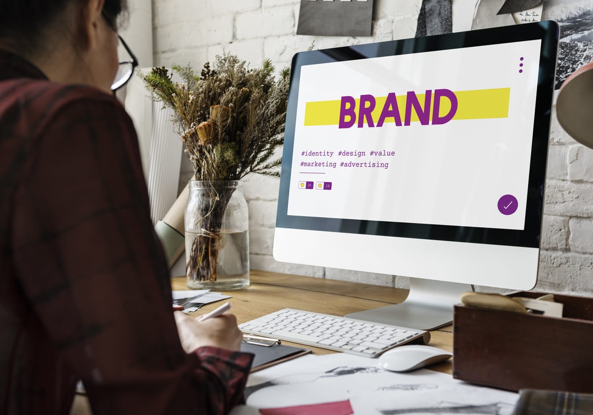 Seorang digital marketing sedang menyusun strategi branding. (Sumber: Envato)