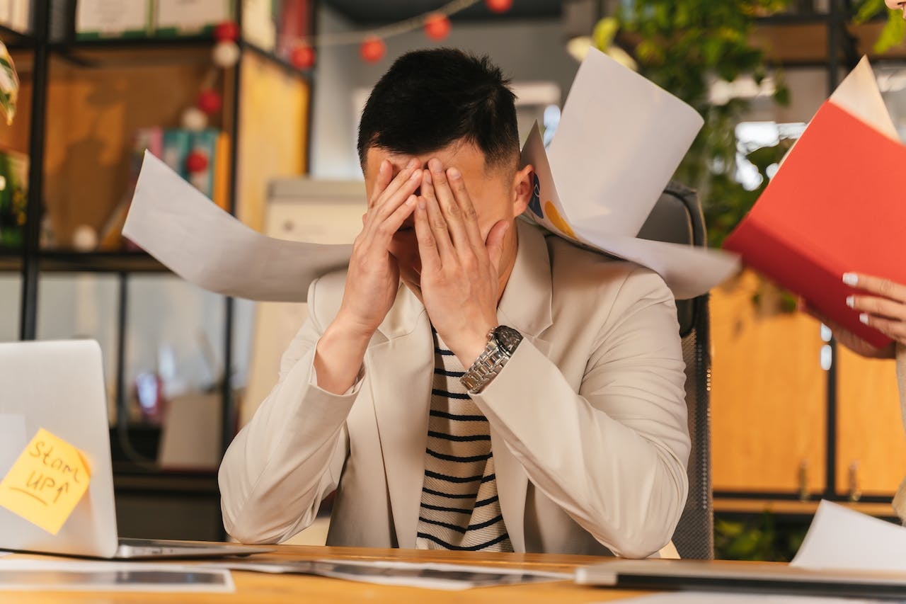 Seorang karyawan swasta tampak sedang mengalami work burnout. (Image by ANTONI SHKRABA production on Pexels)
