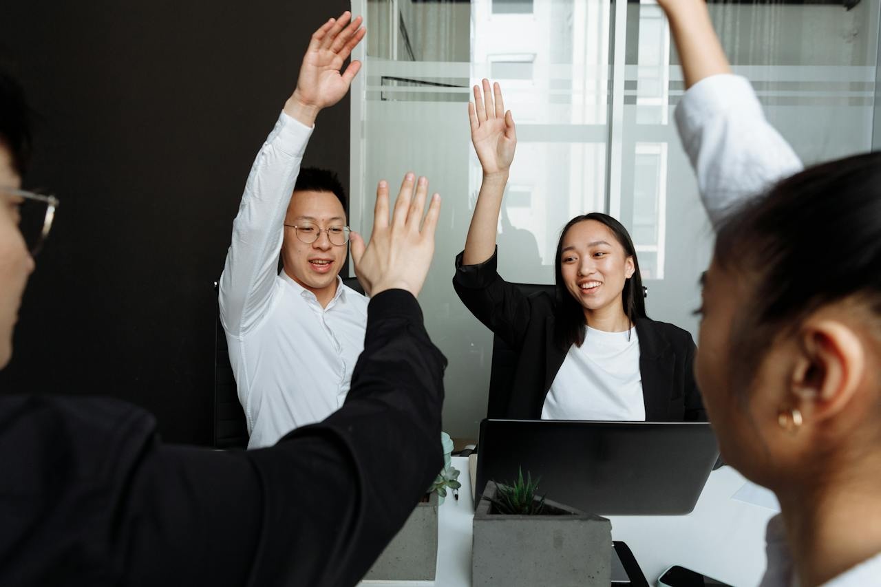 Beberapa karyawan sedang berlatih dan berdiskusi soal penerapan sikap asertif di lingkungan kerja.  (Image by Thirdman on Pexels) 
