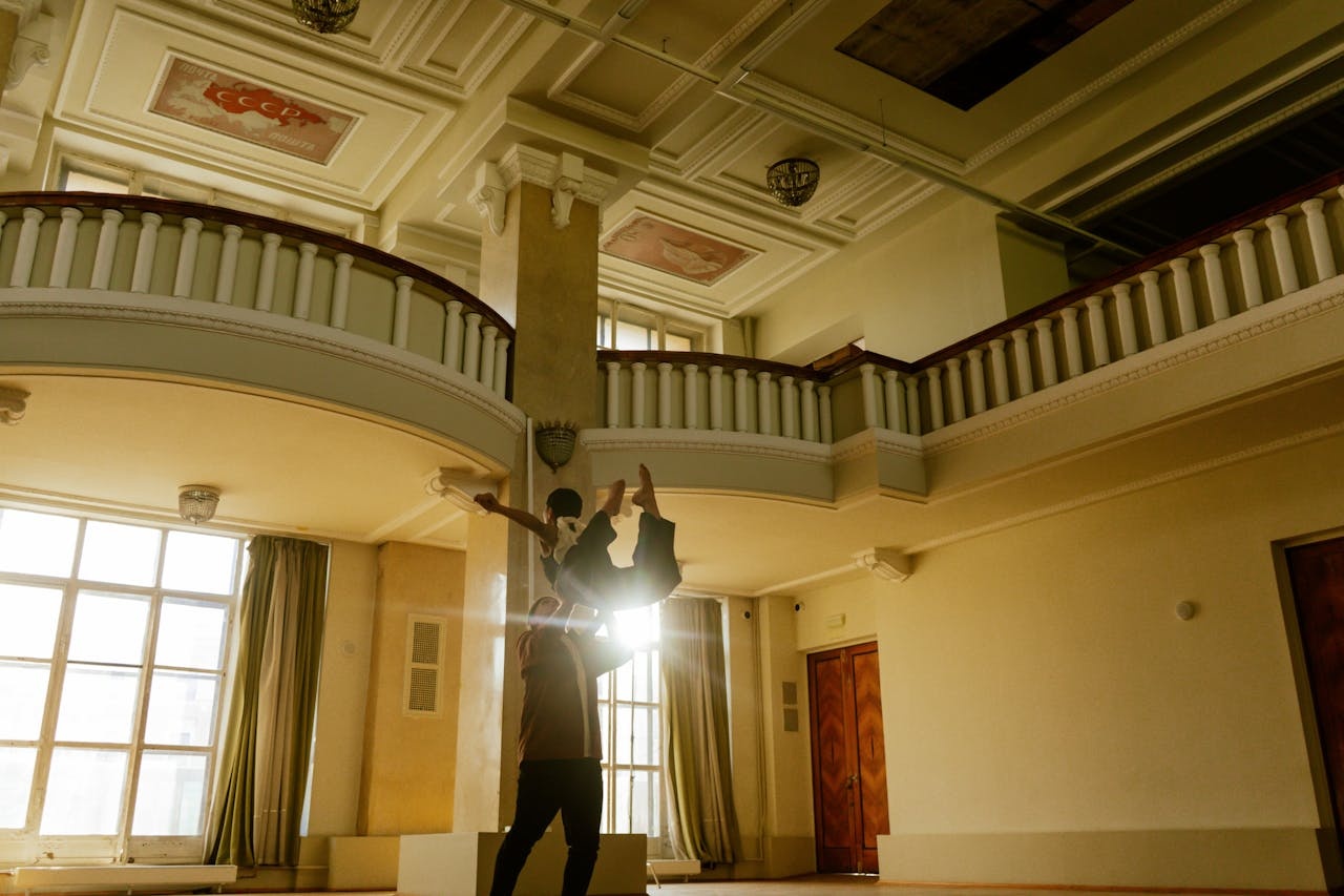 Koreografer lelaki dan wanita sedang menari di tengah gedung. (Image by cottonbro studio on Pexels)