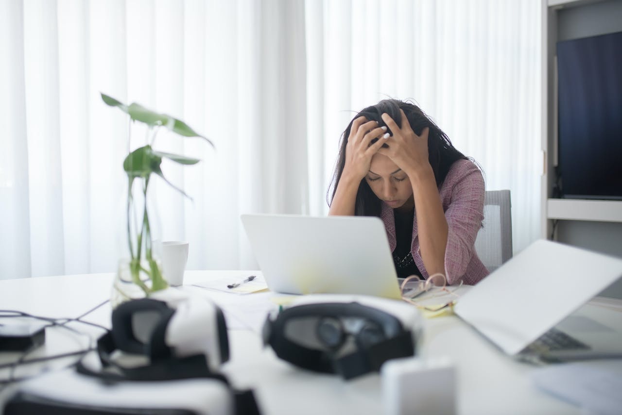 Seorang karyawan wanita tampak sedang mengalami burnout kerja di kantor. (Image by Kampus Production on Pexels) 
