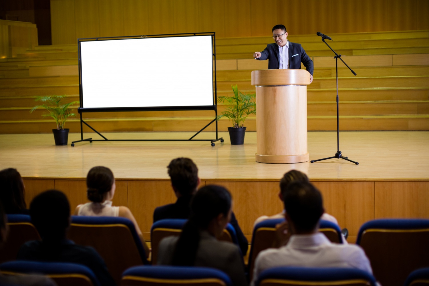 Seorang moderator menyampaikan susunan acara seminar kerja kepada peserta. (Image by wavebreakmedia_micro on Freepik) 