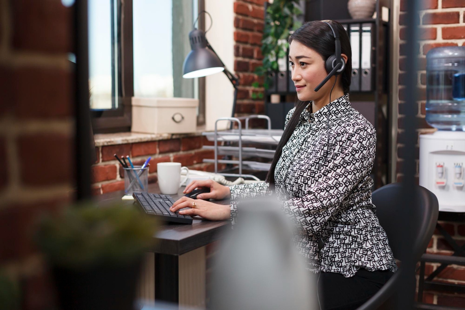 Customer service wanita sedang bekerja menggunakan laptop. (Image by DC Studio on Freepik) 