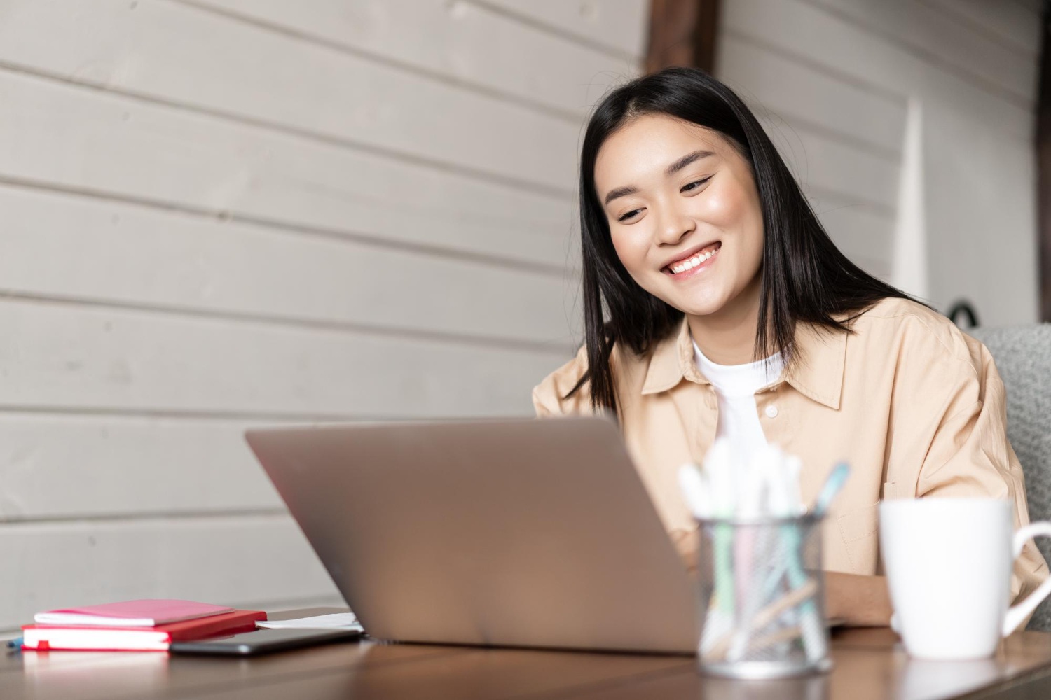 Seorang fresh graduate tampak sangat bahagia setelah berhasil mendaftar Kartu Prakerja. (Image by benzoix on Freepik)