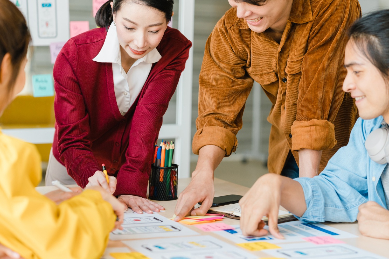 Empat orang karyawan sedang berdiskusi untuk meningkatkan soft skill.