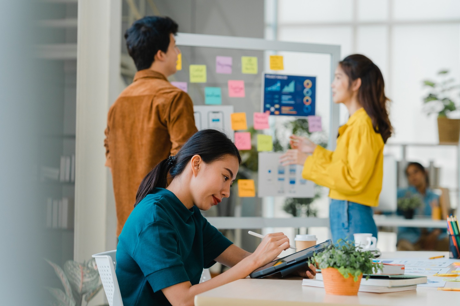 Tiga orang karyawan di kantor yang punya soft skill mumpuni.