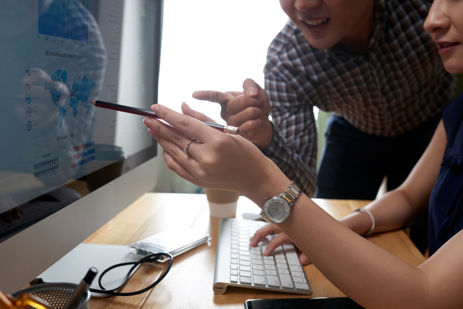 Seorang content writer sedang membuka CMS di komputer. (Image by pressfoto on Freepik) 