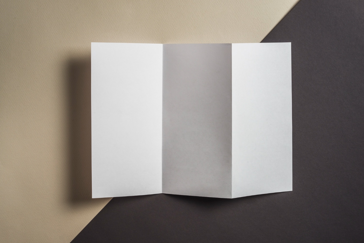 Lipatan kertas putih untuk dijadikan leaflet. (Image by Freepik) 