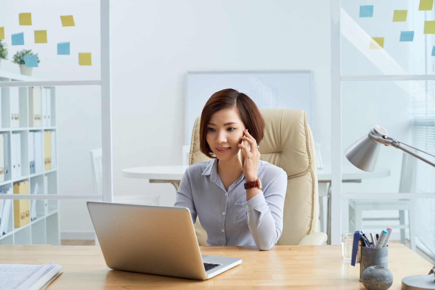 Seorang sales wanita sedang melakukan follow up setelah berhasil menggaet pelanggan dari strategi cold calling. (Image by pressfoto on Freepik) 