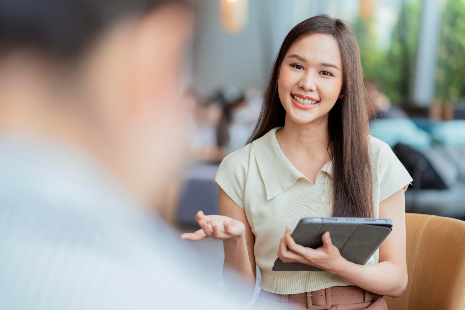 seorang wanita berambut panjang sedang Personal Selling