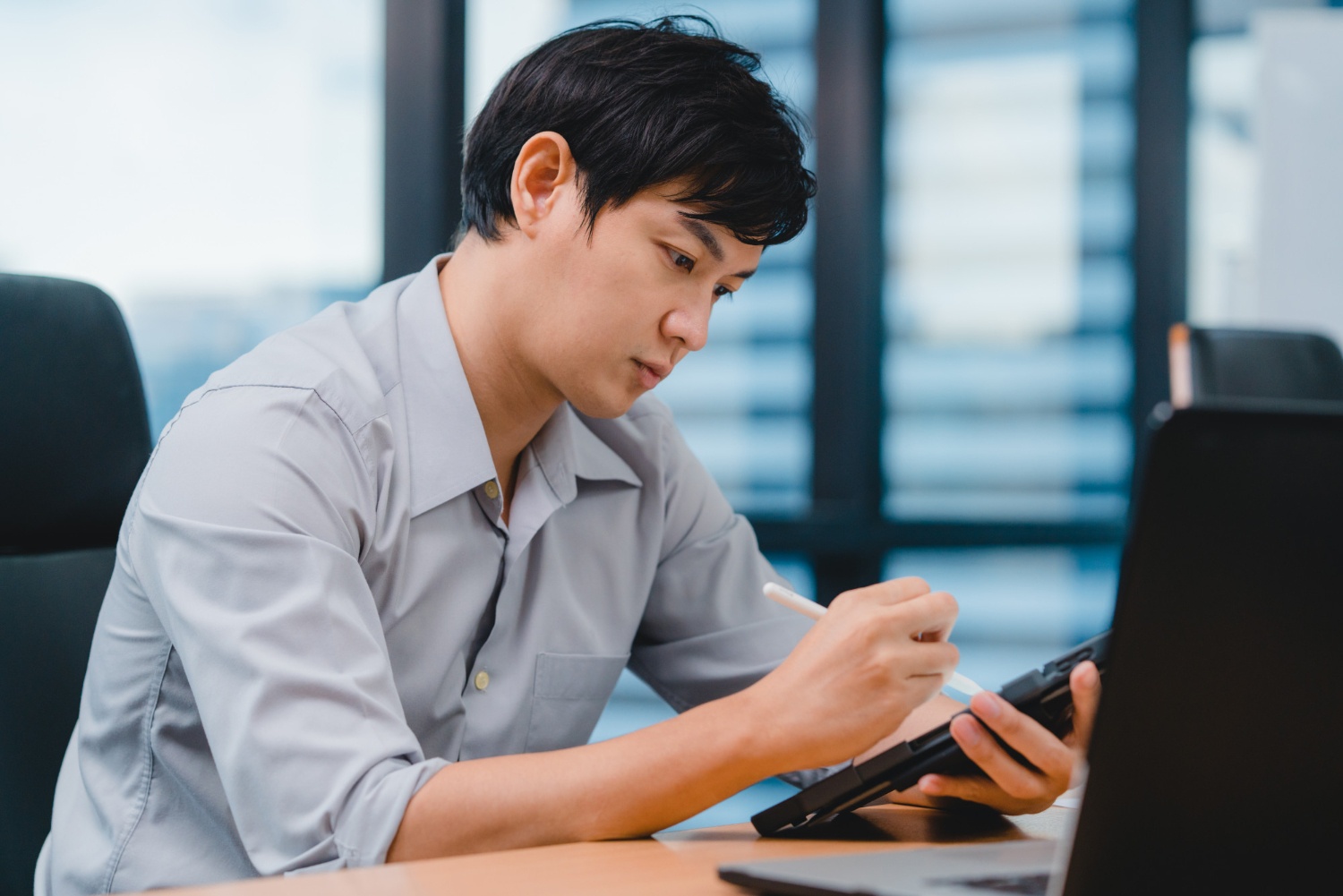 Mengenakan pen untuk tablet di meja kerja