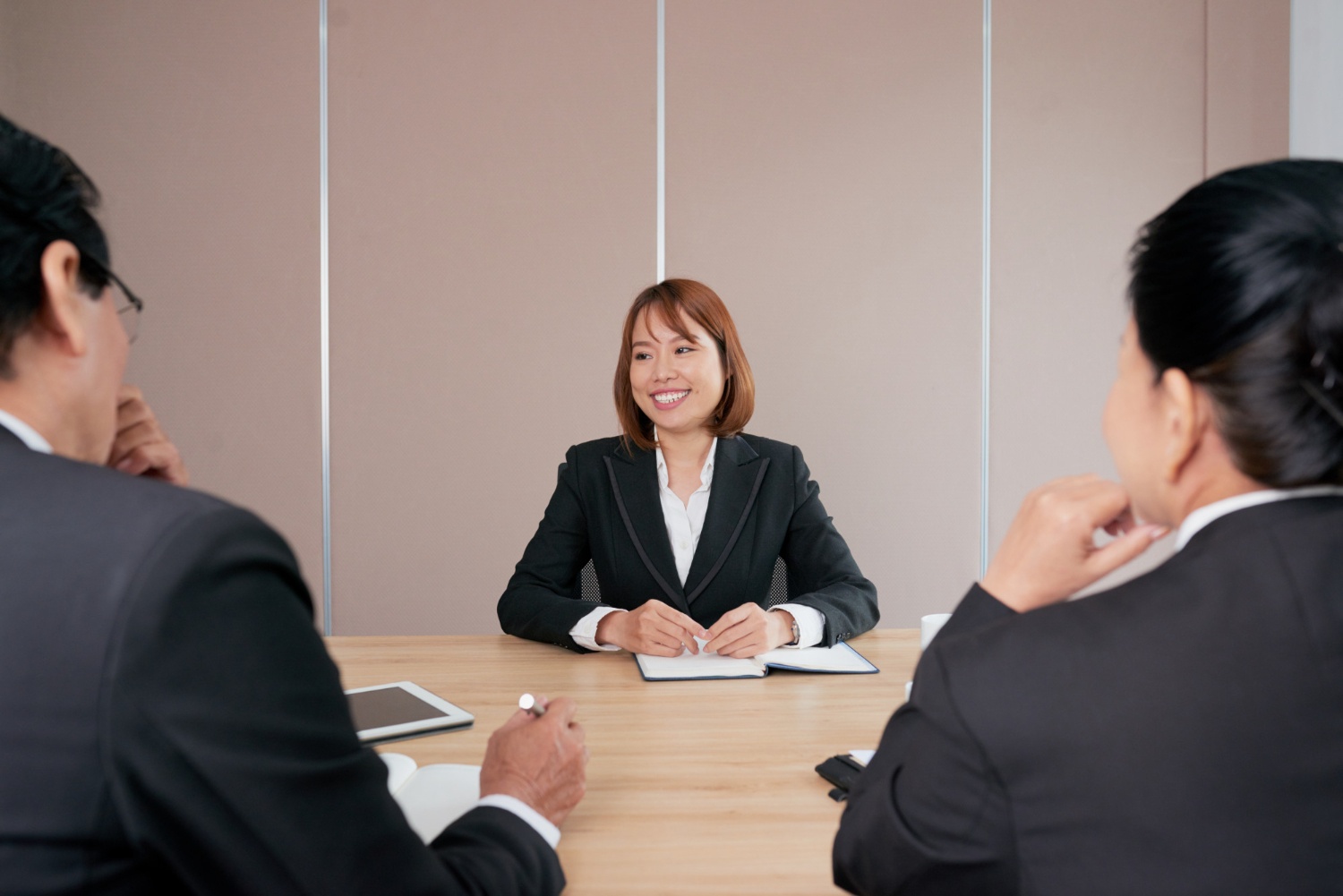 Satu wanita sedang diinterview dua orang