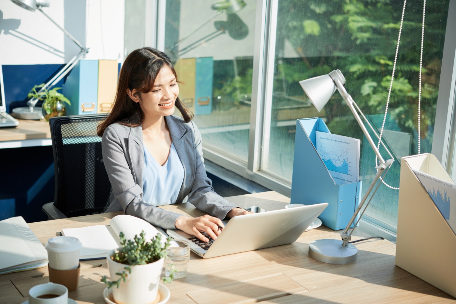 Seorang sales wanita tampak bahagia setelah menerapkan strategi cold calling. (Image by pressfoto on Freepik) 