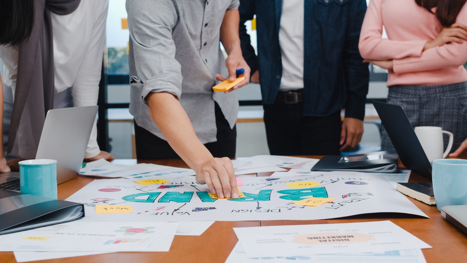 Suasana kerja divisi marketing ketika berdiskusi soal branding. (Image by tirachardz on Freepik)