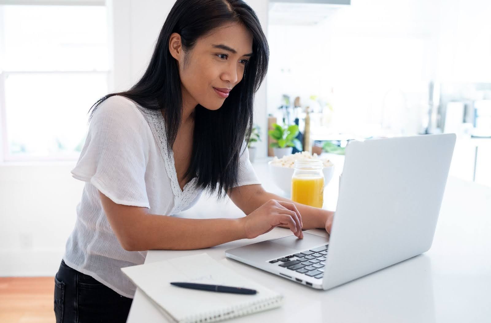 seorang wanita sedang memulakan kerjaya gig 