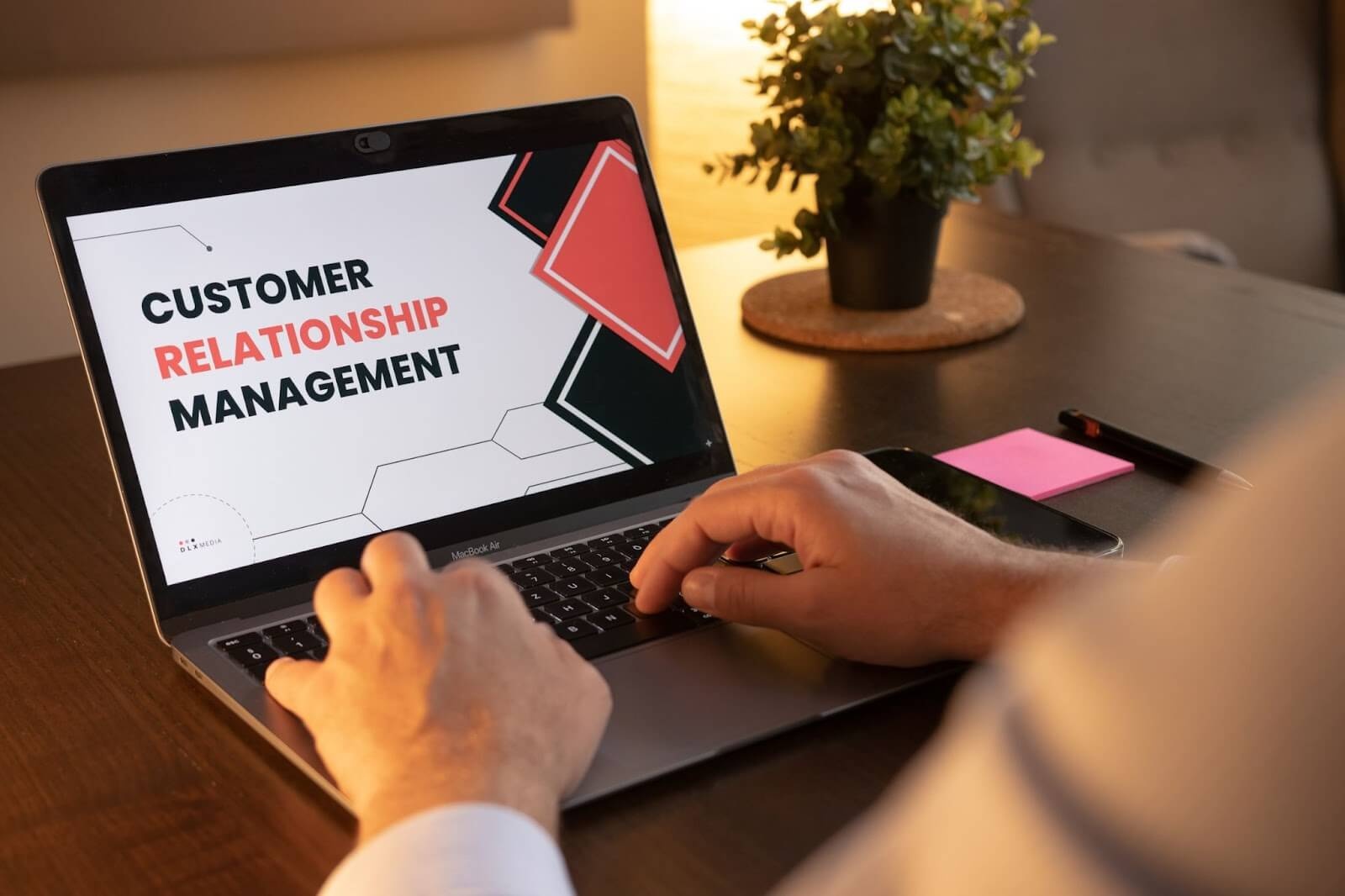 Laptop mit Customer Relations Management auf dem Bildschirm