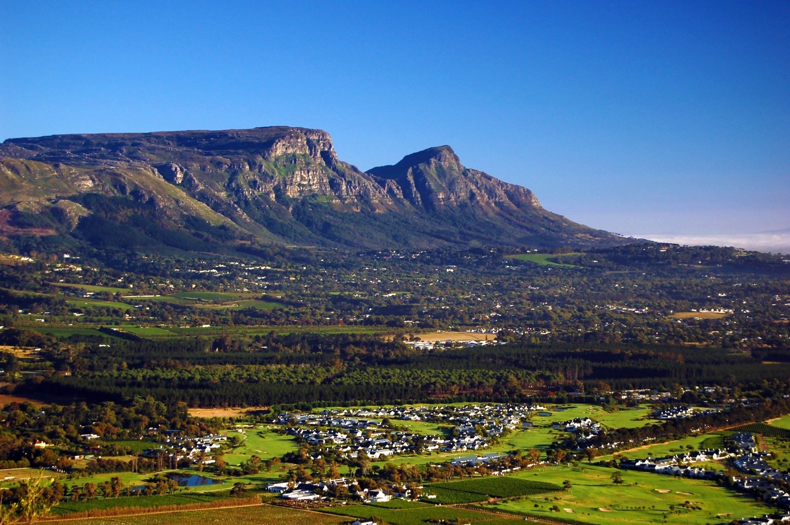 Cape Town, one of the most picturesque cities in the world with Table Mountain in the middle, national parks, seaside destinations can all be found around Cape Town..