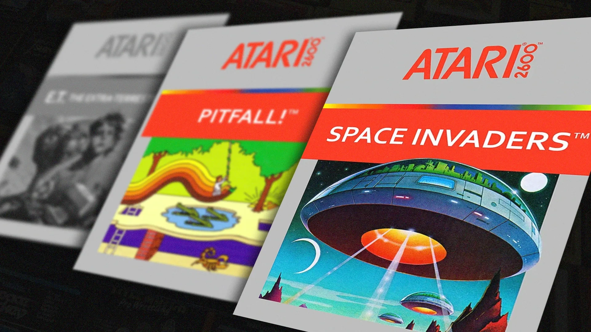 Da esquerda para a direita, capa dos jogos de Atari, E.T. the extraterrestrial, Pitfall e Space Invaders