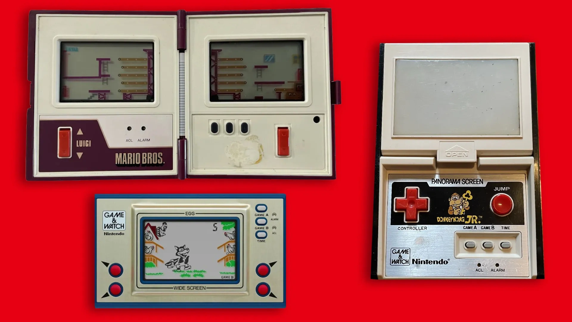 Diversos modelos de Game & Watch : Mario Bros. Horizontal Multi Screen(1983) a esquerda; Egg Wide Screen (1981) e Donkey Kong Jr. Panorama Screen (1983)