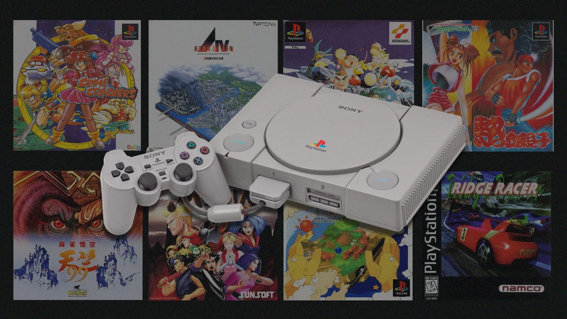 Imagem de um Playstation 1 na frente da capa dos 8 jogos lançados com o console, na ordem da esquerda para direita, de cima para baixo: Crime Crackers; A-Train IV Evolution; Gokujou Parodius Deluxe Pack; Nekketsu Oyako; Mahjong Gokuu Tenjiku; Mahjong Station Mazin; Tama: Adventurous Ball In Giddy Labyrinth e Ridge Racer