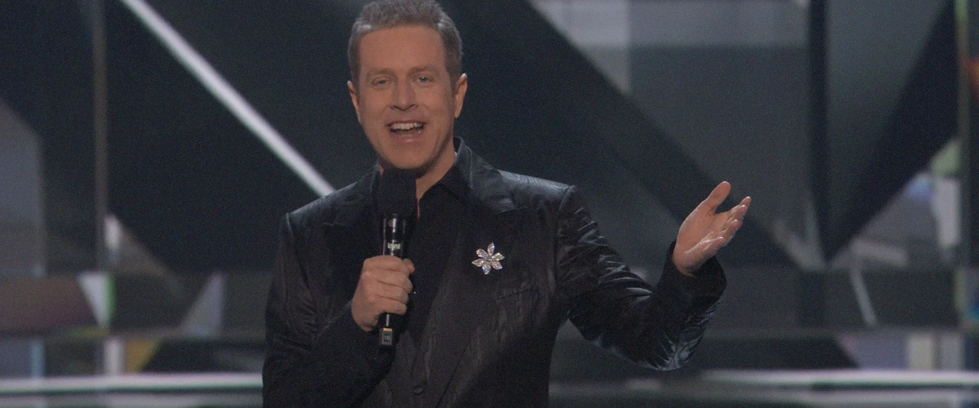 Foto do evento TGA 2024, com Geoff Keighley fazendo o discurso de abertura do evento