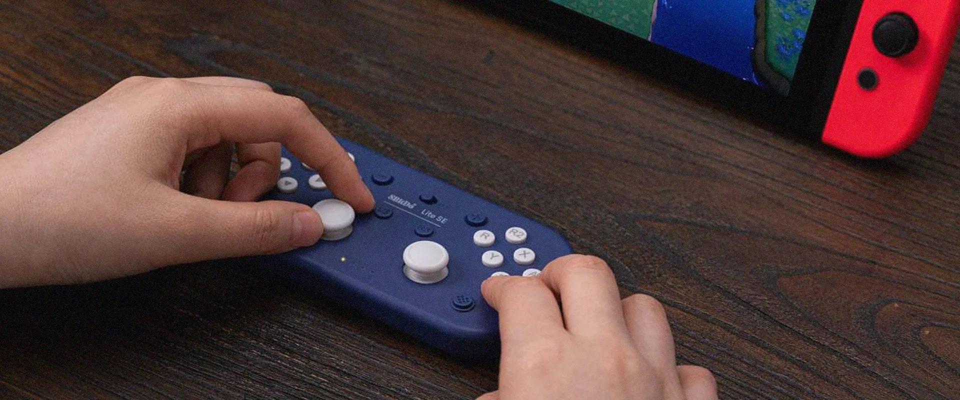 Imagem de uma pessoa usando um controle 8BitDo OverJoyed para facilitar acessibilidade