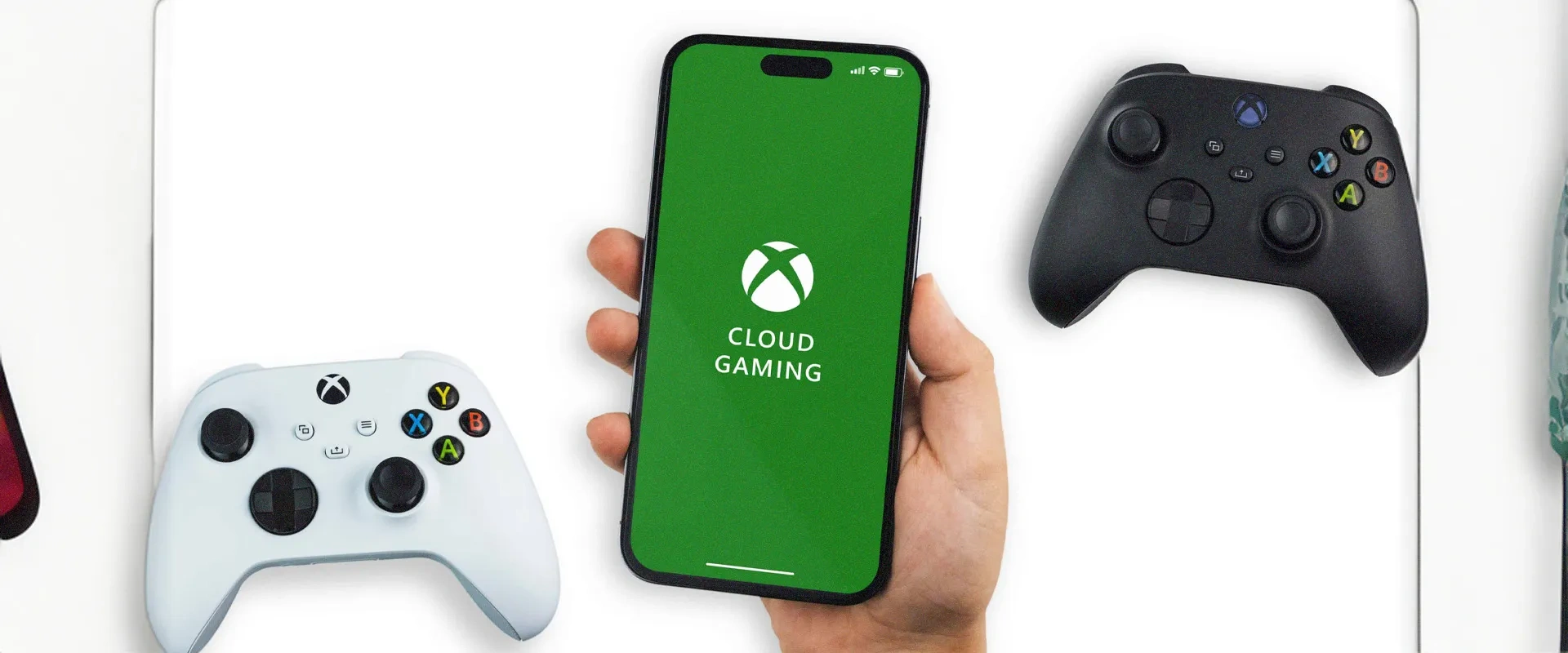 Imagem de dois controles Xbox, e uma pessoa segurando um celular com imagem do Xbox Cloud Gaming ao fundo