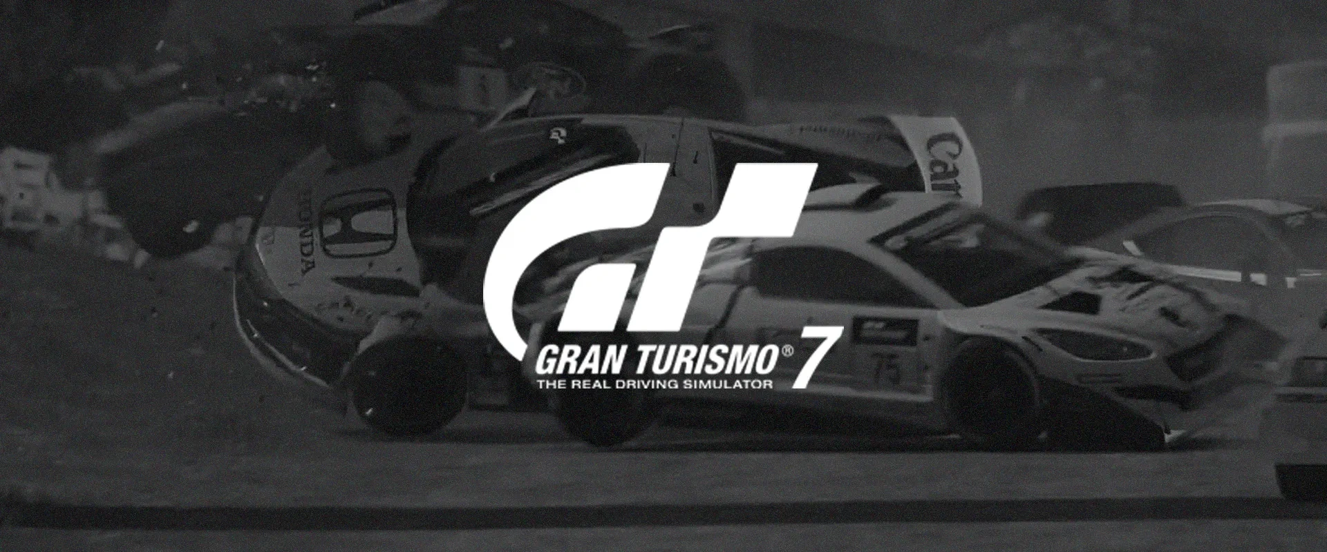 Imagem de uma batida de vários carros no Gran Turismo 7, e o logo do jogo ao centro