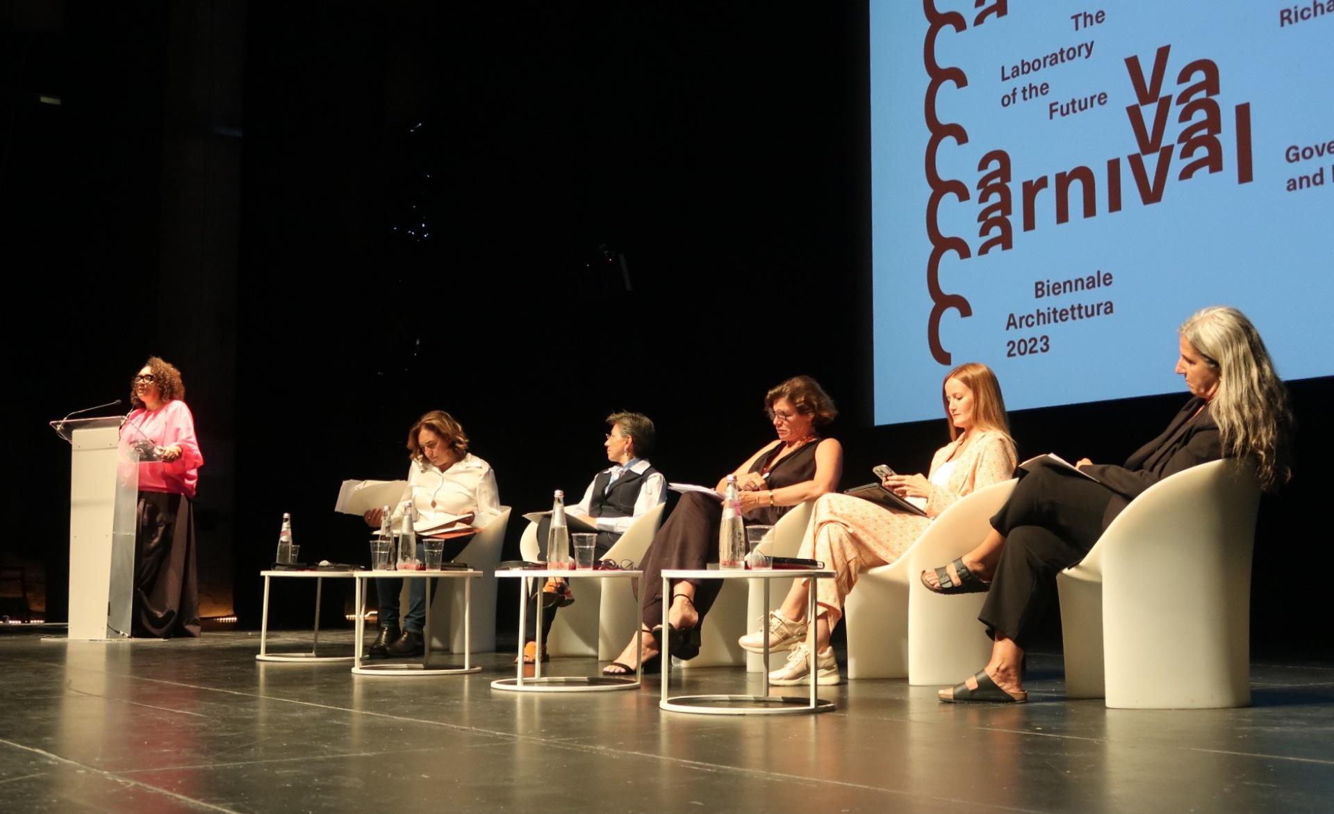 Lesley Lokko giving welcome with panel one on stage; Ada Colau, Claudia López, Mariana Mazzucato, Soledad Núñez, Laura Lieto