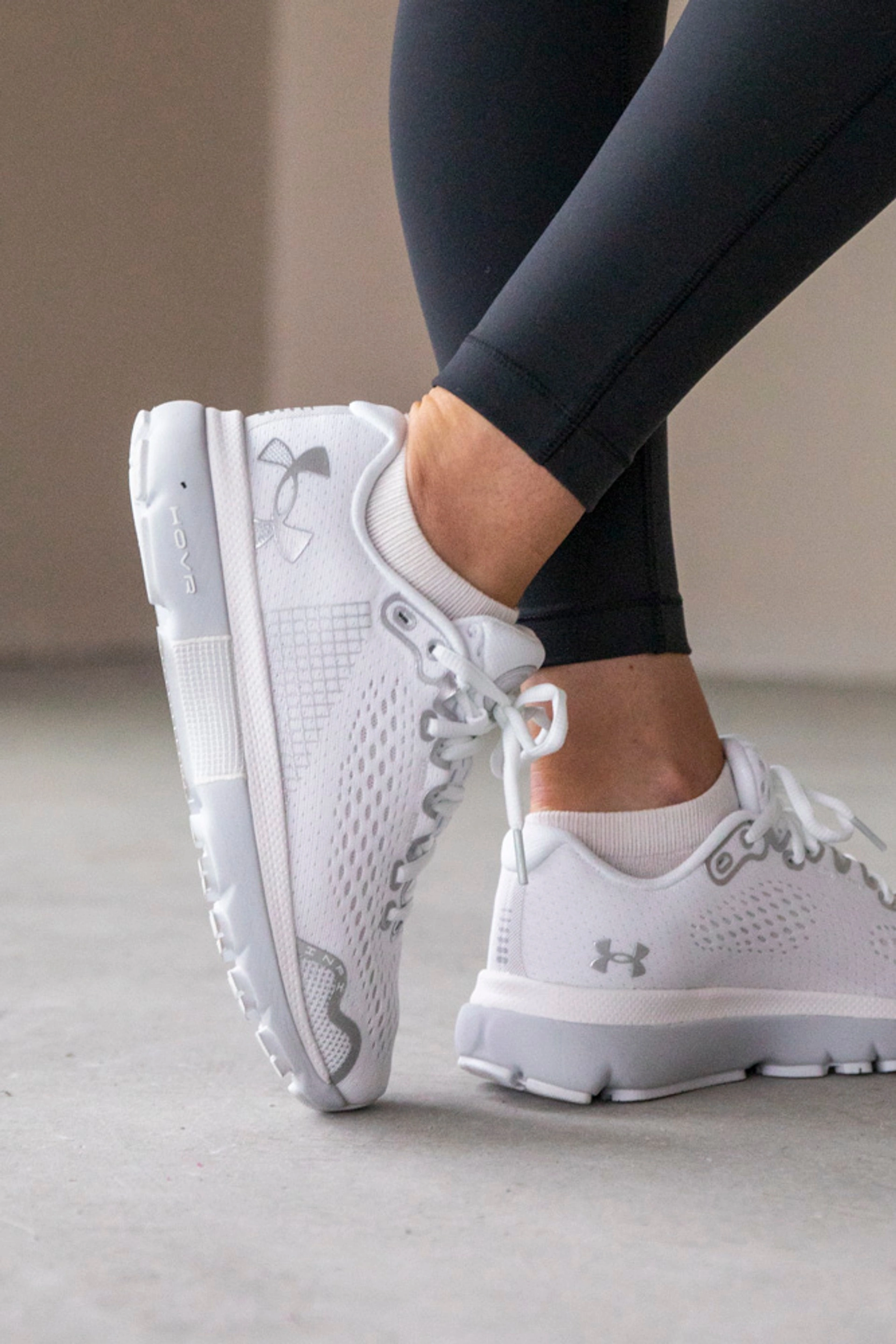 Shop the look - UA W HOVR Infinite 4