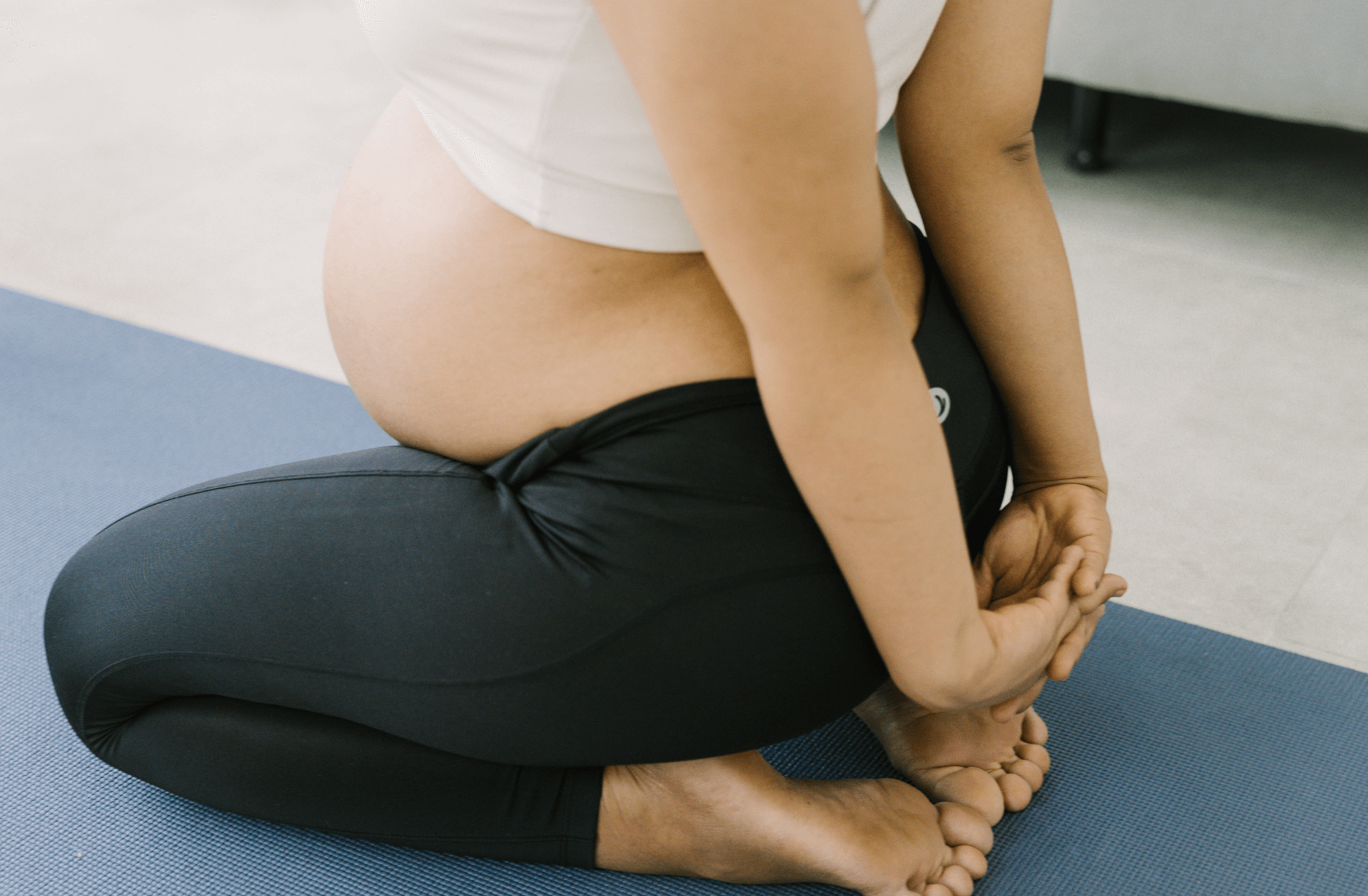 Une femme enceinte qui pratique le yoga