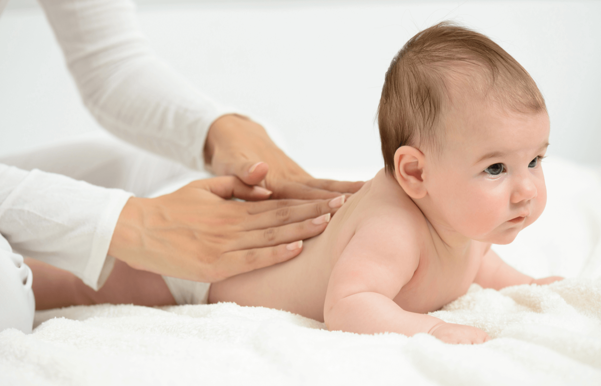 Un bébé qui se fait masser