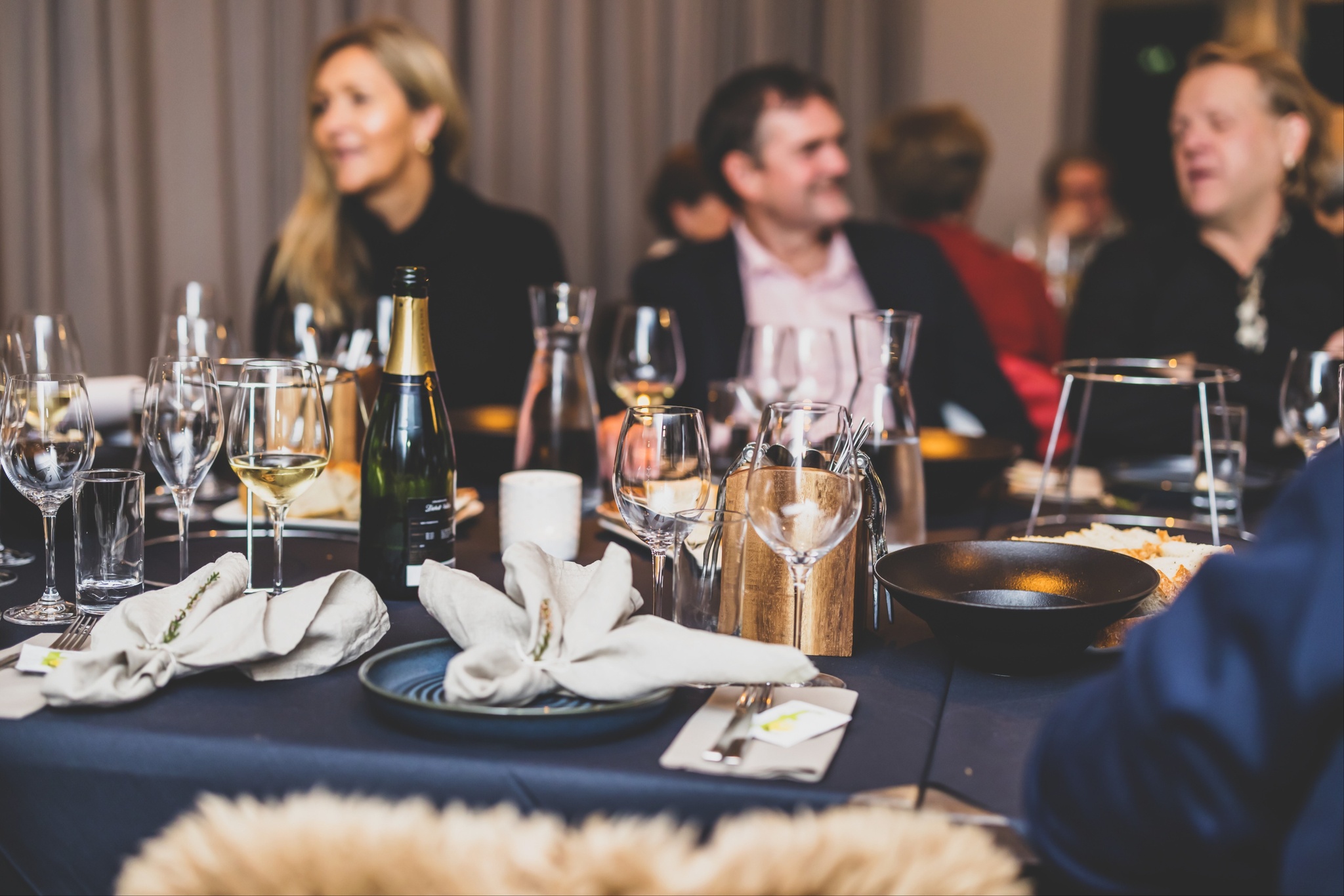 Gode kolleger nyter en bedre middag på Restaurant 1877 i Bergen. En av 450 lokale kvalitetsopplevelser dine ansatte kan velge blant.