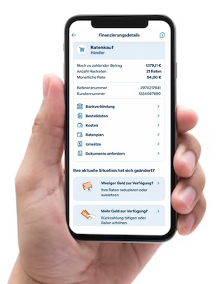 Darstellung eines Handys in einer Hand mit offenem Kundenportal von easyCredit-Ratenkauf