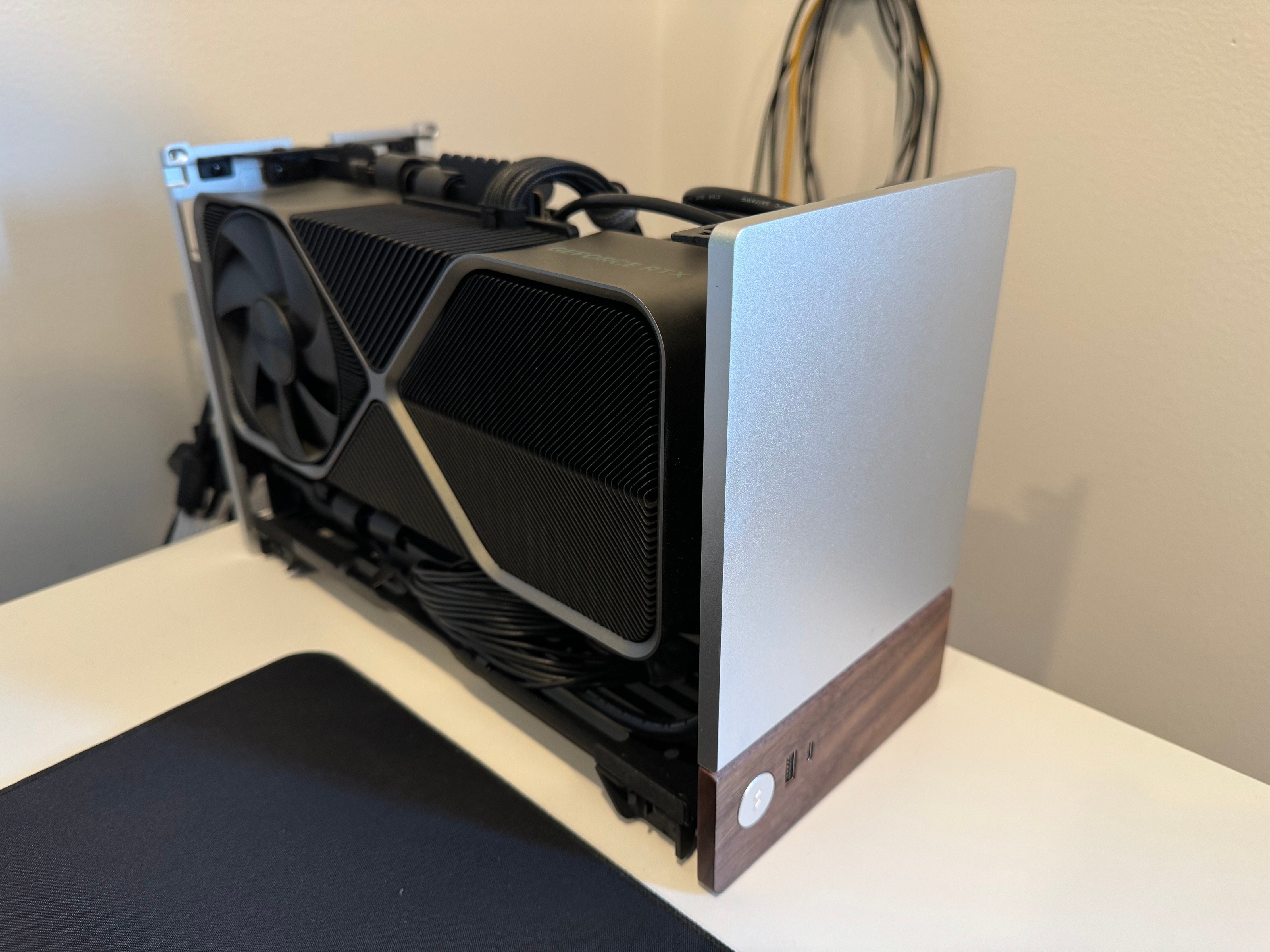 Nvidia 4090FE in a Fractal Design Terra case with all panels off