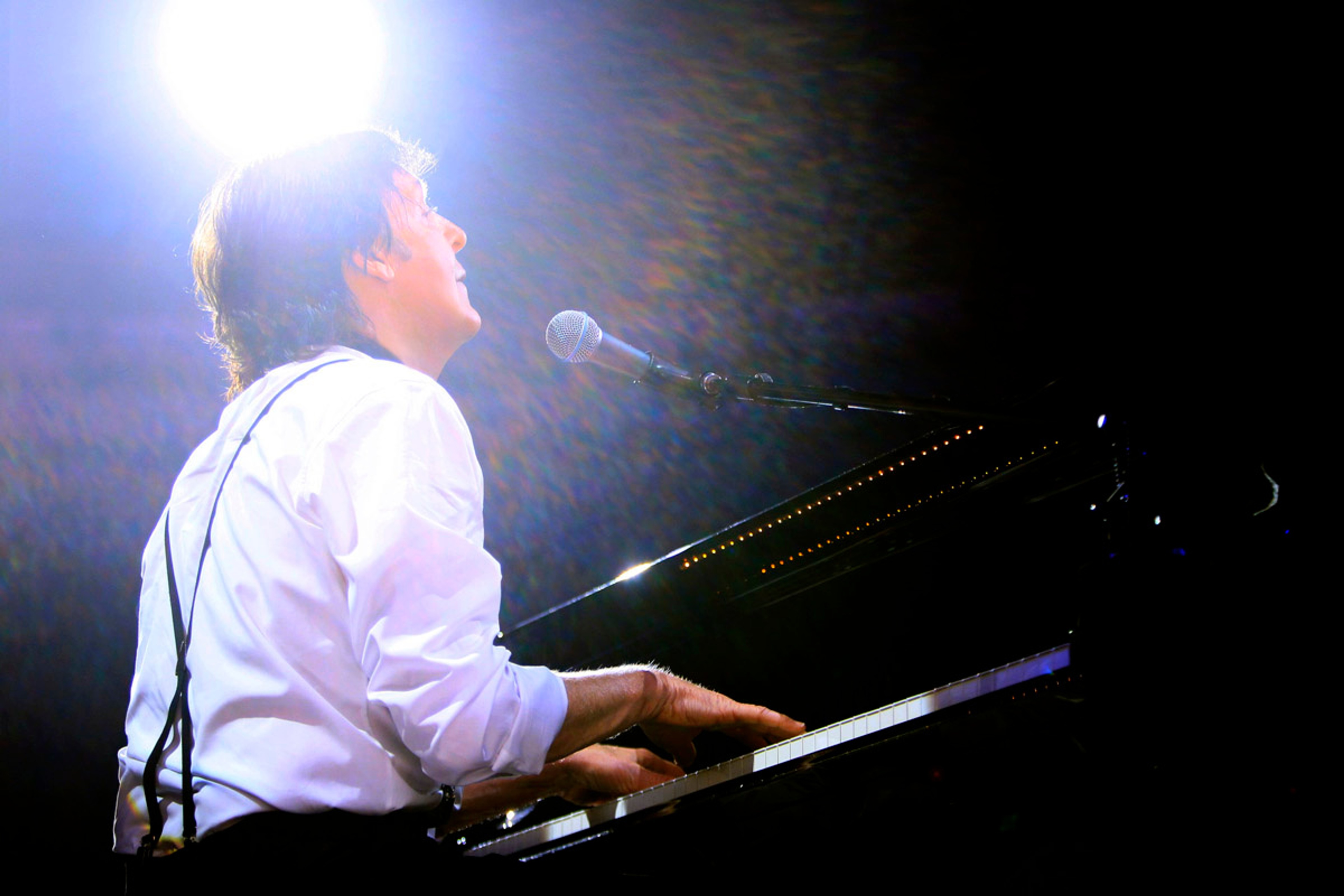Piano on stage at his piano, Scottrade Center, St Louis, 11th November 2012