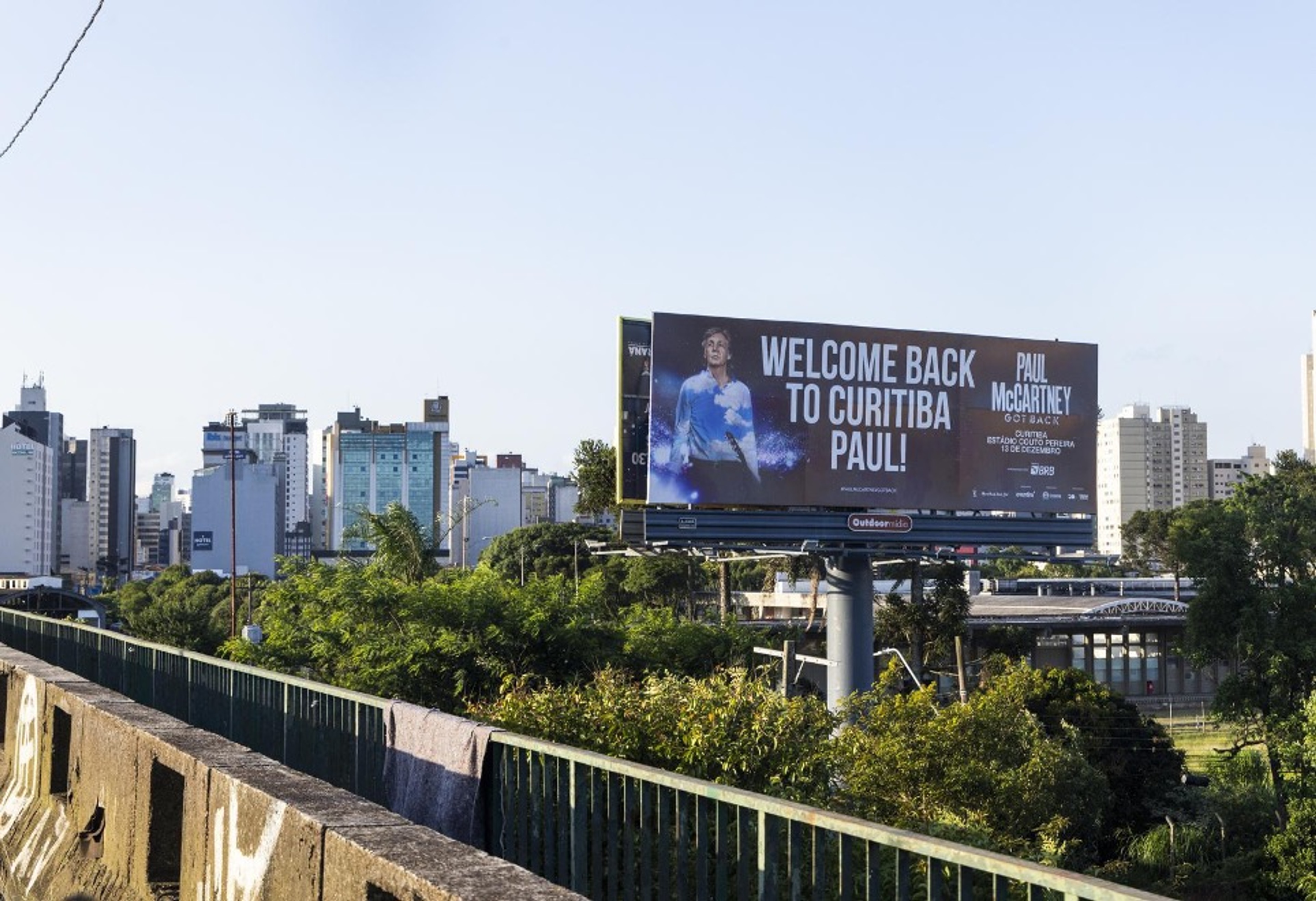 Billboard in Curitiba saying "Welcome back to Curitiba Paul!"