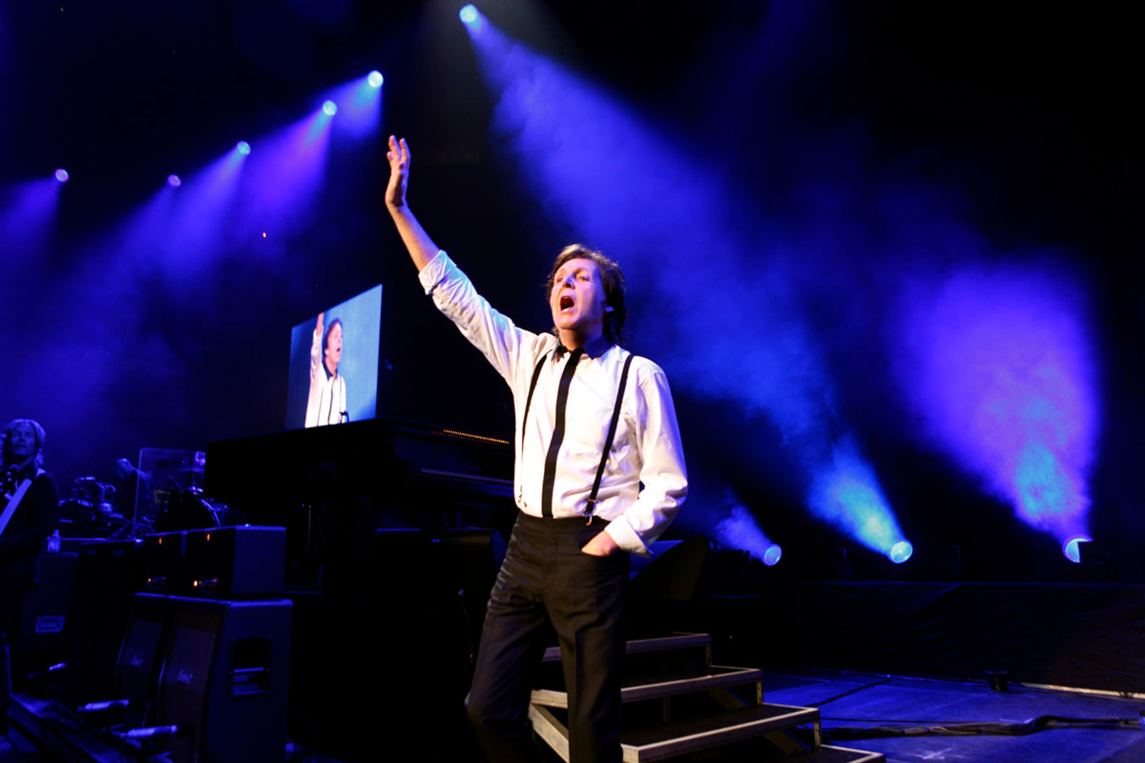 Paul waving to the crowd, Scottrade Center, St Louis, 11th November 2012