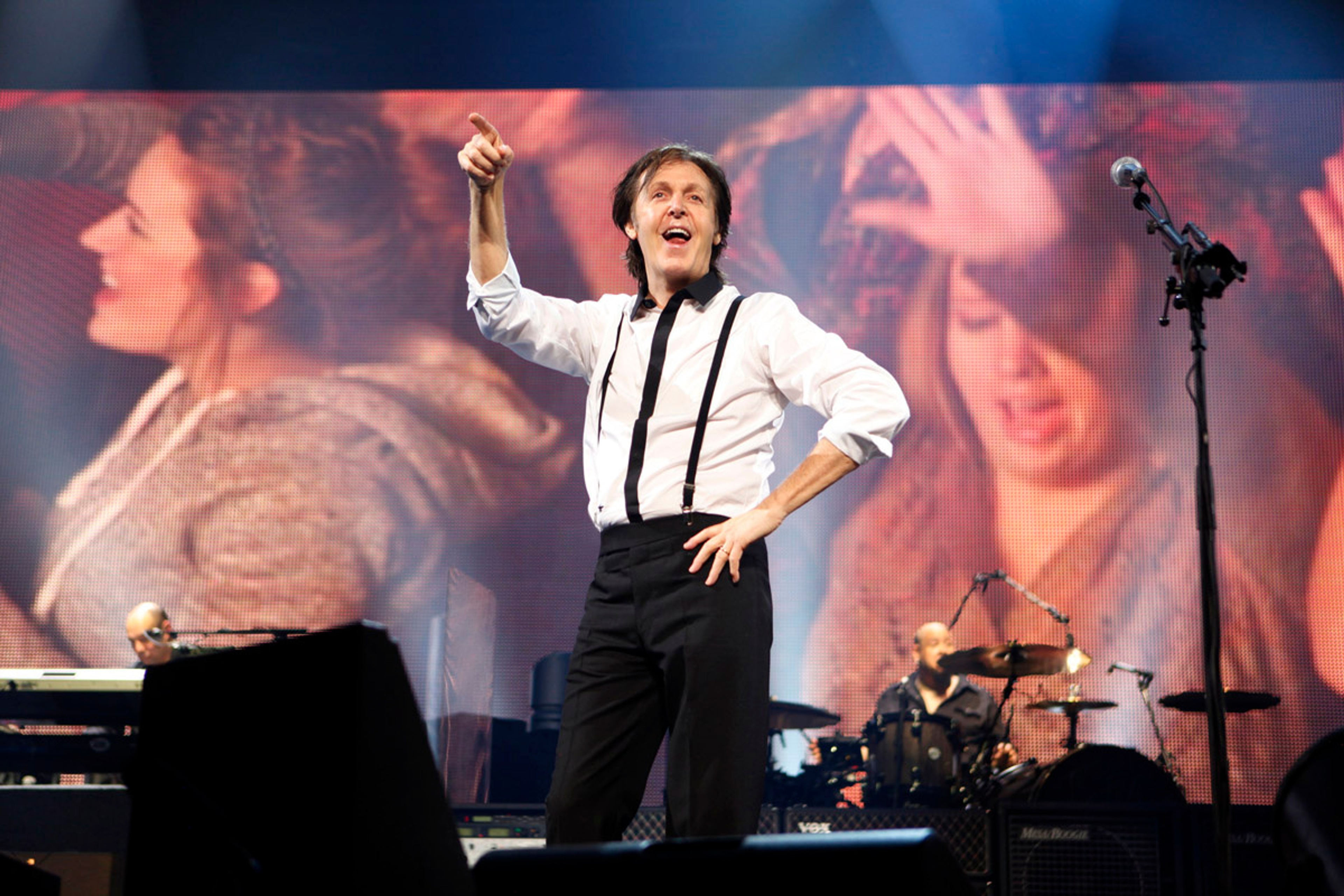 Paul on stage, Scottrade Center, St Louis, 11th November 2012