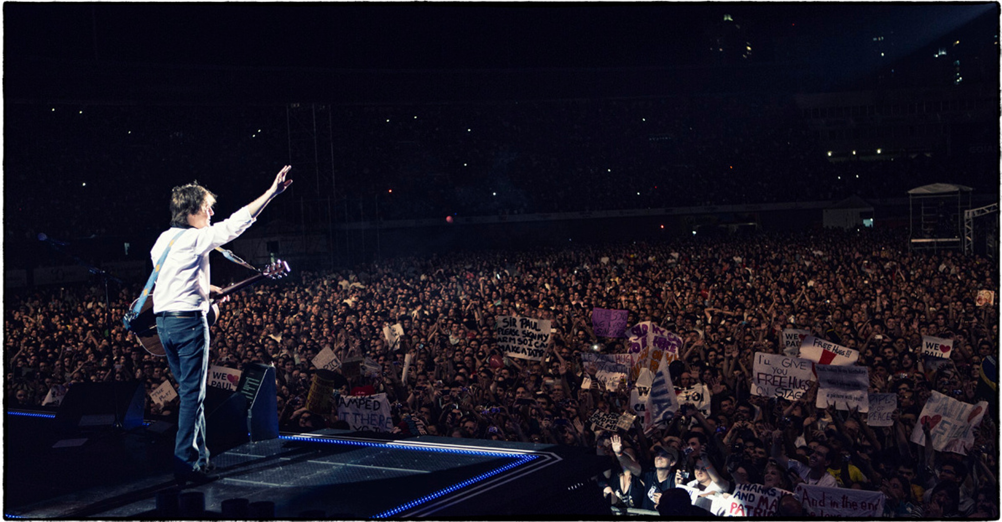 Paul and the crowd, Goiânia, Brazil, 6th May 2013