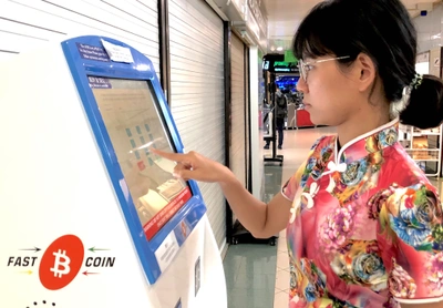 Ko Tzu-An tests the Bitcoin ATM.