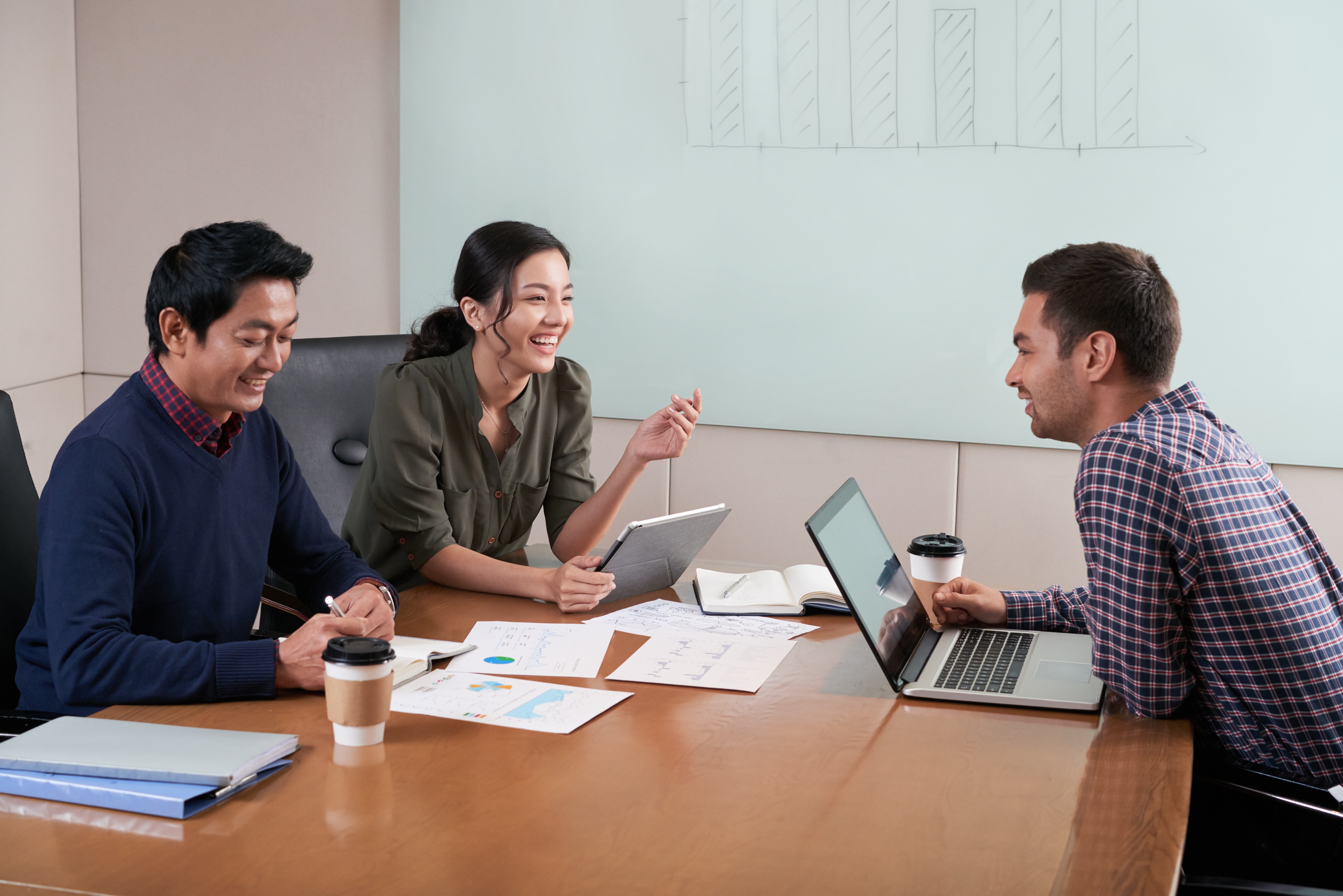 Tiga orang karyawan yang punya skill agility sedang berdiskusi di tempat kerja. (Image by pressfoto on Freepik) 