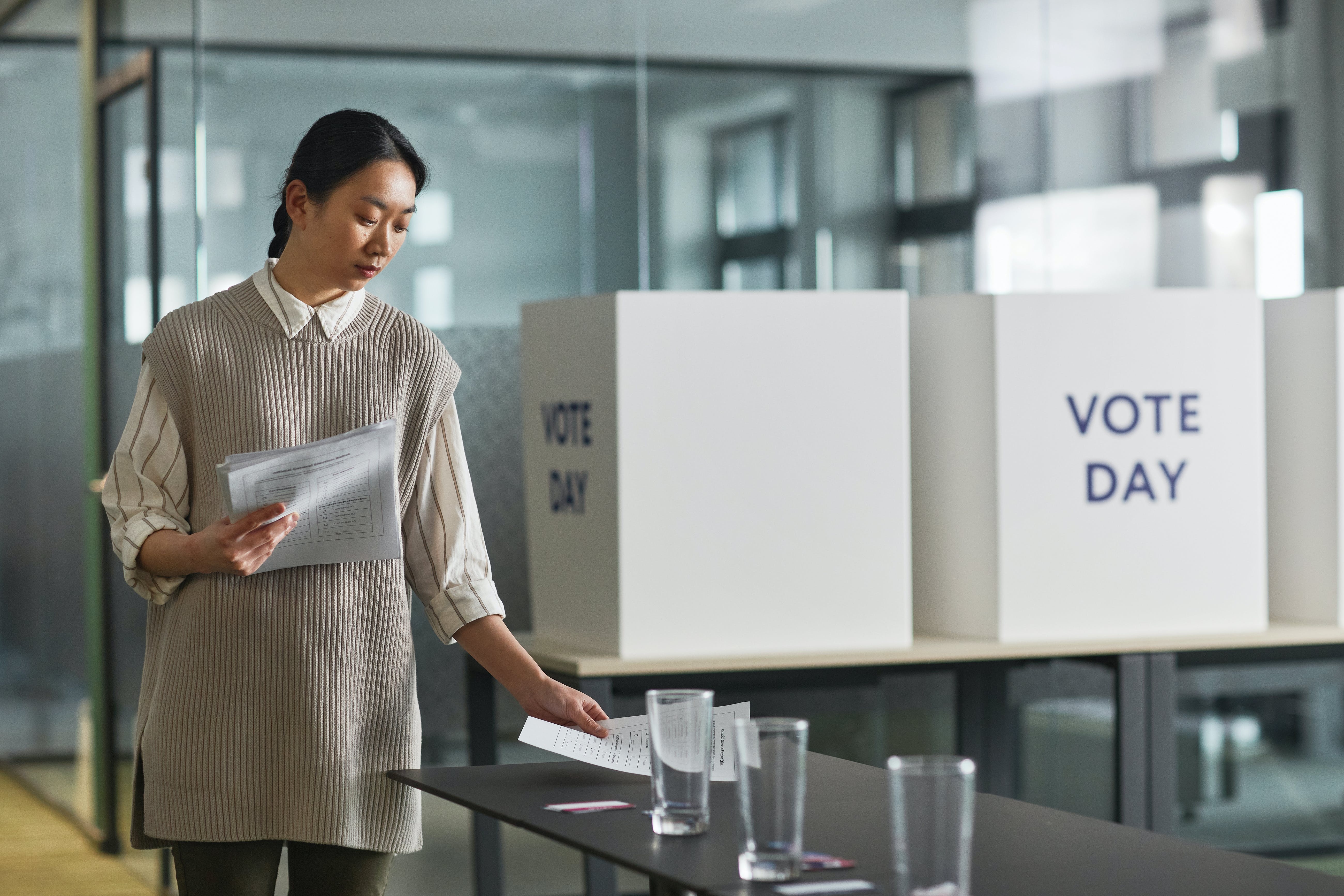 Seorang Petugas Pemutakhiran Data Pemilih atau Pantarlih sedang bertugas ketika hari pemilu.