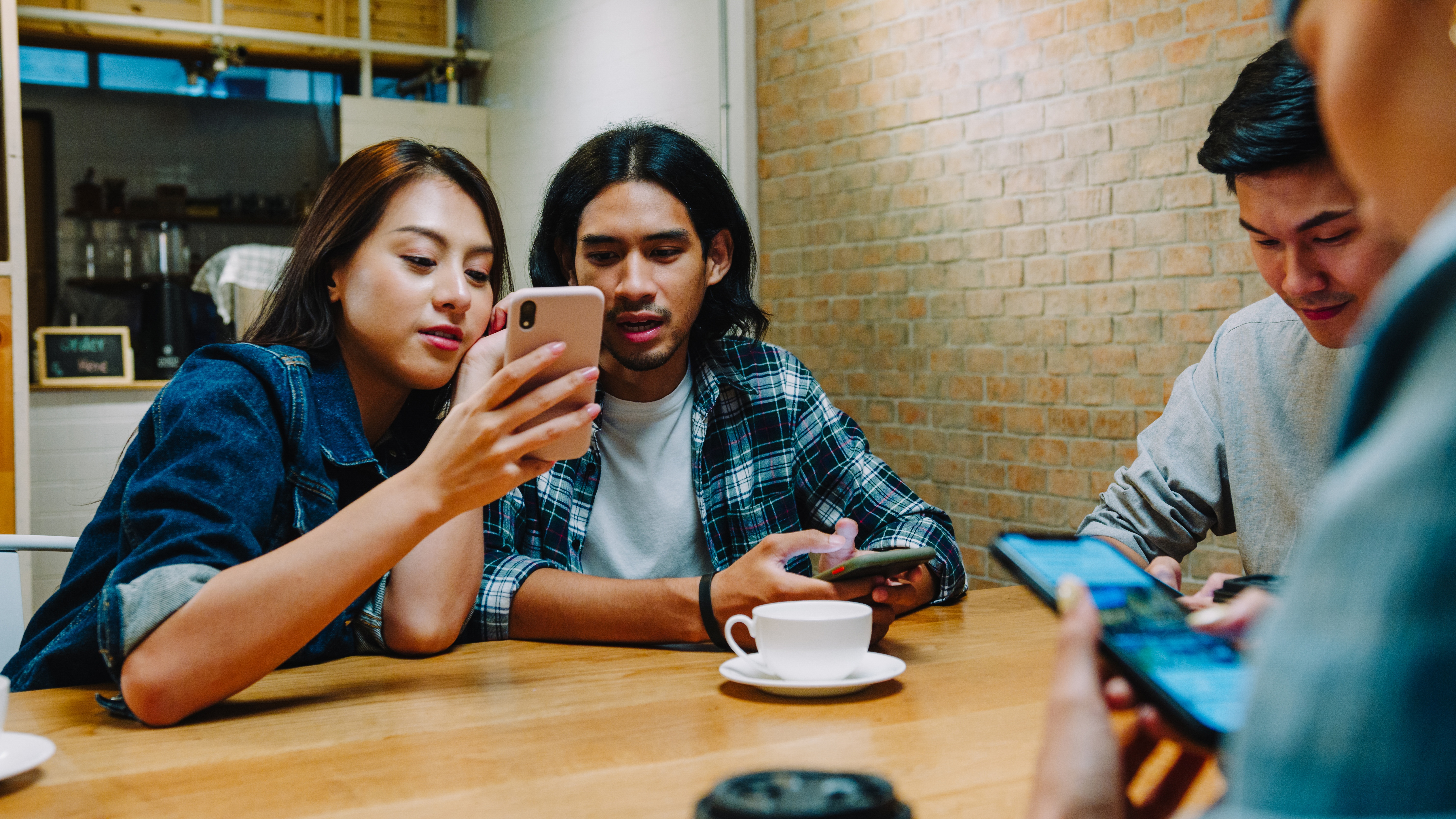 Dua orang karyawan divisi digital marketing sedang meninjau performa konten dari Facebook Creator Studio.