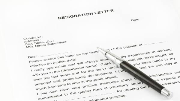 Ilustrasi contoh surat pengunduran diri kerja.