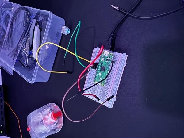 Prototyping macropad with Raspberry Pi Pico and breadboard